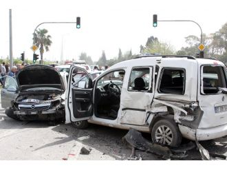 Kantardan kaçan kamyon ortalığı savaş alanına çevirdi!