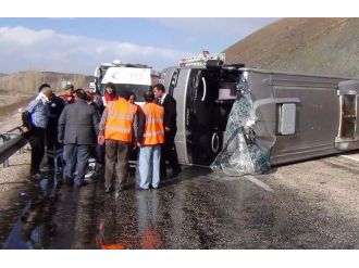 Midibüs devrildi: 14 yaralı