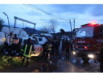 Devrilen kamyonet 2 otomobile çarptı: 5 yaralı