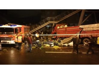 Kamyon üst geçide çarptı: 1 ölü