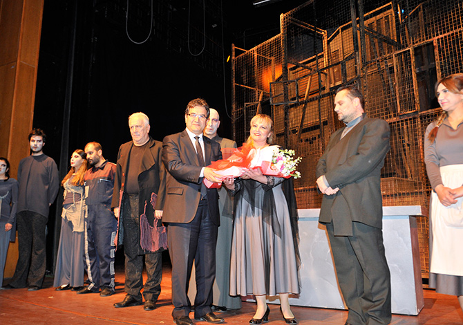 Öğrencilere Tiyatro Hediyesi