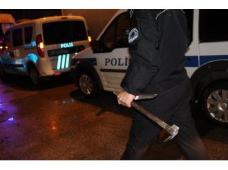 Eşi ve kızını keserle rehin aldı