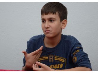 İşaret diliyle dünyaya terör mesajı verdi