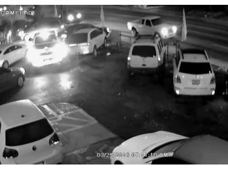 Girdikleri oto galeriden 8 araç çaldılar!