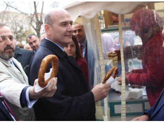 Bakan Soylu Tekirdağ’da simit dağıttı