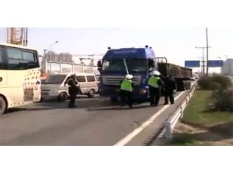 Kamyon sürücüsünü aşağı indirmek kolay olmadı !