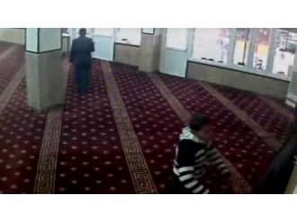 Namaz bahanesiyle girdiği camide hırsızlık yaptı