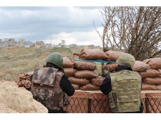 Teröristler üs bölgesine saldırdı