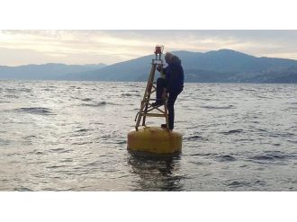 Denizin ortasındaki duba hayatını kurtardı