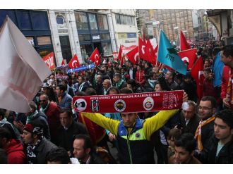 Taraftar grupları İstiklal’de teröre karşı yürüdü