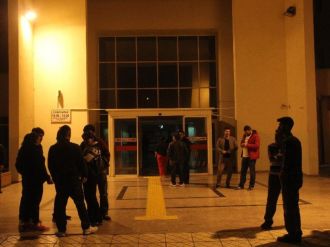 Terör yandaşlarının attığı molotof komiser yardımcısına isabet etti