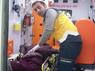 Oğlunu iki kez bıçakla yaraladı