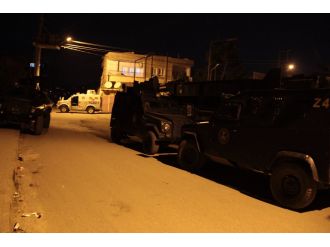 Teröristler markete saldırdı