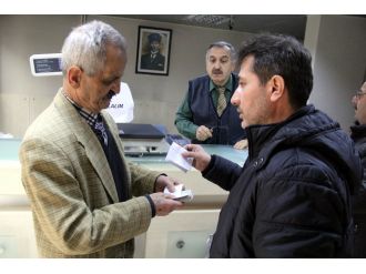 Yaşlı adamı dolandırılmaktan PTT görevlisi kurtardı