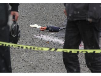 Koca dehşeti: Sokak ortasında boğazını kesti