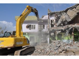 Silopi’de ağır hasarlı binaların yıkımına başlandı