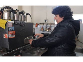 Kahvehaneye kadın eli değdi