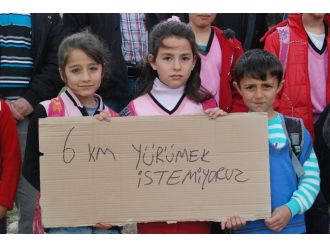 "Okula giderken korku filmi izlemiş gibi korkuyoruz"