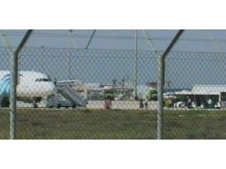 Uçaktaki bazı yolcular tahliye edildi