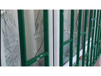 Öfkeli vatandaşlar Beratcan’ın ailesinin evini bastı