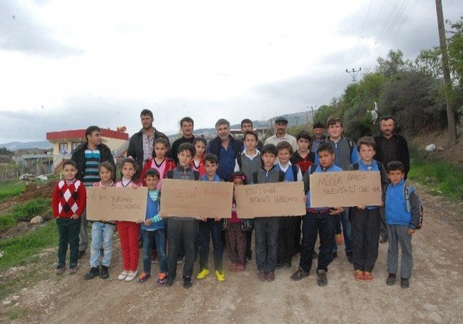 Minik Öğrenciler Yol Kesip Eylem Yaptı