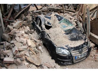 Beyoğlu’nda 100 yıllık bina böyle çöktü