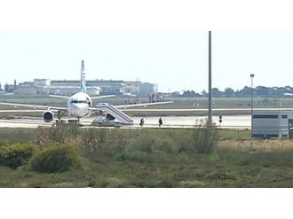 4 rehine uçağın kokpit camından kaçmayı başardı