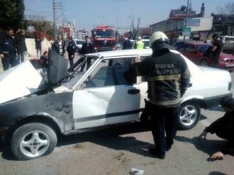 Takla atan araçtan burunları bile kanamadan çıktılar