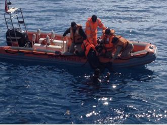 Yunan Sahil Güvenlik gemisini gören denize atladı