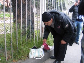 Polise aldırmayıp çantasını açtı: "Bakın bomba yok"