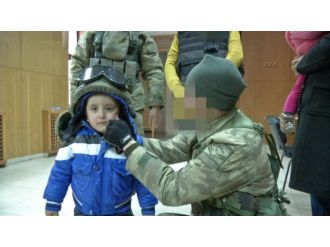 Mehmetçik tek tek ilgilendi