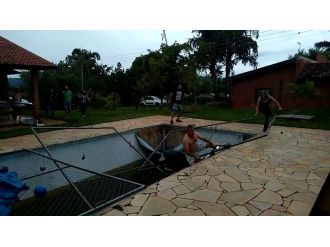 Kendisini bir anda havuzun içinde buldu