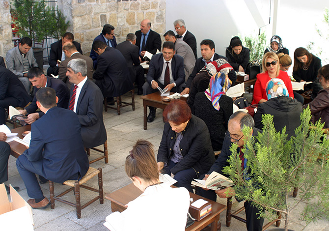 Yarım Saat Kitap Okudular