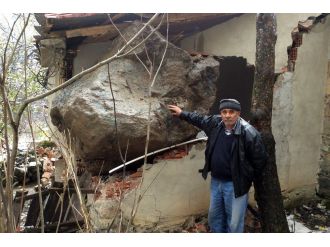 Dev kaya evin üzerine düştü