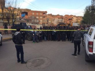 Öğrenciler vincin çarptığı duvarın altında kaldı