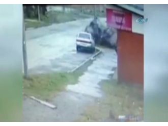 Araç paramparça oldu: Ölüm onları teğet geçti