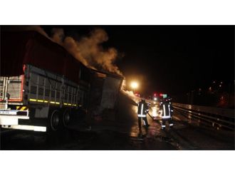 Kaza yapan TIR alev alev yandı: 2 yaralı