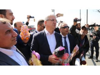 İngiliz Konsolosluğu önünde oyuncaklı protesto