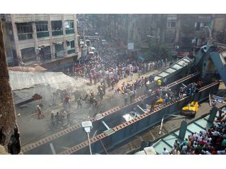 Üst geçit yola çöktü: 10 ölü