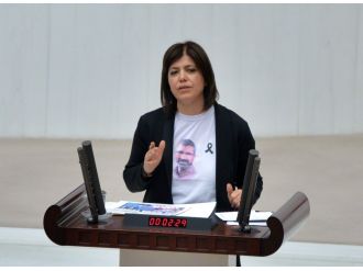 HDP’li vekilden tişörtlü şov