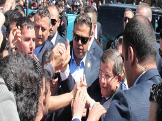 Başbakan “Sur seninle gurur duyuyor” sloganlarıyla karşılandı