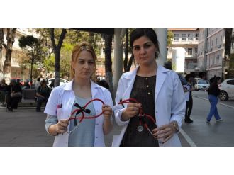 Siyah kurdeleli stetoskop ile dikkat çekecekler