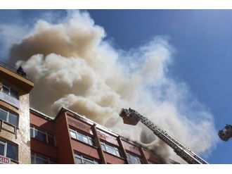 Tiyatro sahnesinde başladı, tüm binayı sardı