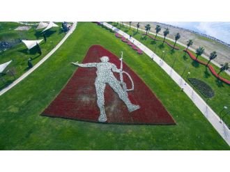 150 bin laleden dev Mehmetçik figürü