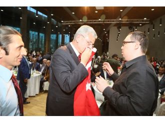 Otizmli gençten Bakan Bozkır’a anlamlı hediye