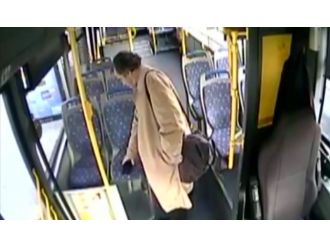 Şoförün yokluğunu fırsat bilerek telefonu çaldı!