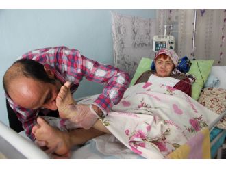 Her sabah annesinin ayaklarının altını öpüyor