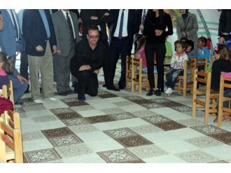 Dünyaca ünlü rockçı mülteci çocuklarla bir araya geldi