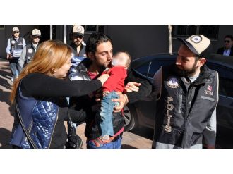 Binlerce mülteciyi ölüme sürükledi: Kendi çocuğuna böyle sarıldı