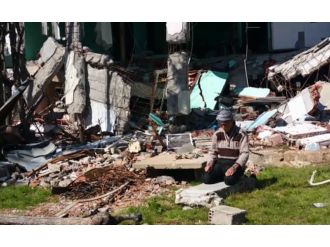 Enkaz üzerinde namaz kılıyor